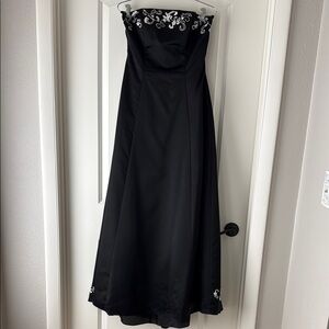 Beautiful black & white strapless gown